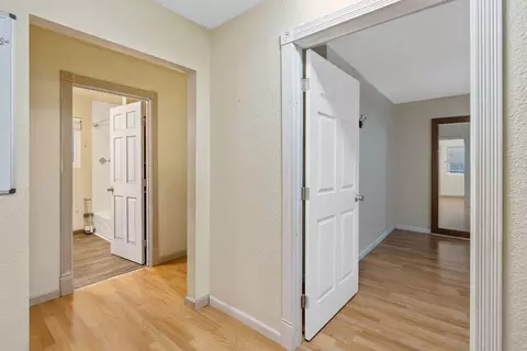Entry Way - 930 W Iona Ave, Lemoore, CA 93245 photo 3 of 4