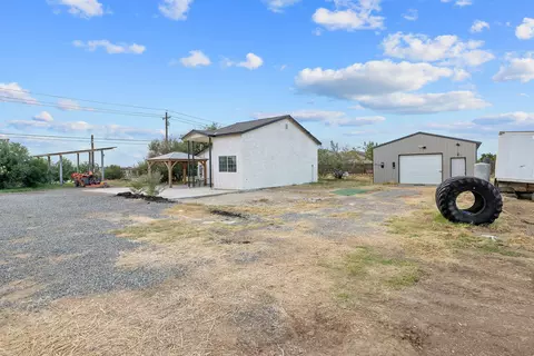 Exterior - 930 W Iona Ave, Lemoore, CA 93245 photo 4 of 10