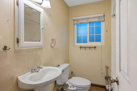 Bath - 930 W Iona Ave, Lemoore, CA 93245 photo 1 of 2