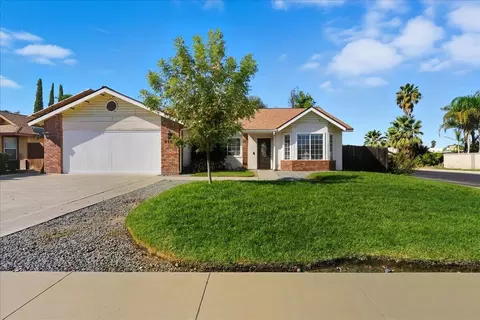 2202 Cottonwood Ct, Hanford, CA 93230
