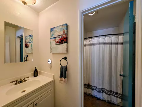 Bath - 22815 Alder Ln, Crestline, CA 92325 photo 1 of 3