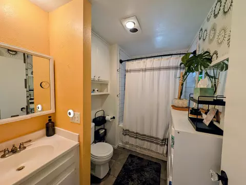 Bath - 22815 Alder Ln, Crestline, CA 92325 photo 2 of 3