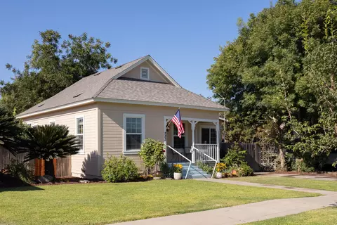 223 N H St, Dinuba, CA 93618