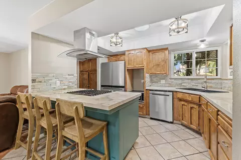 Kitchen - 1687 Kaweah Dr, Tulare, CA 93274 photo 4 of 8