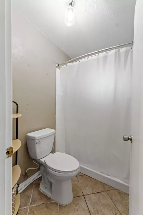 Bath - 1687 Kaweah Dr, Tulare, CA 93274 photo 5 of 5