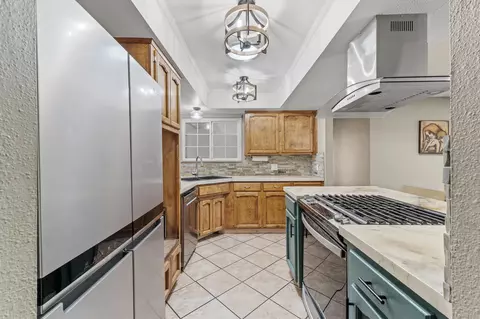 Kitchen - 1687 Kaweah Dr, Tulare, CA 93274 photo 7 of 8