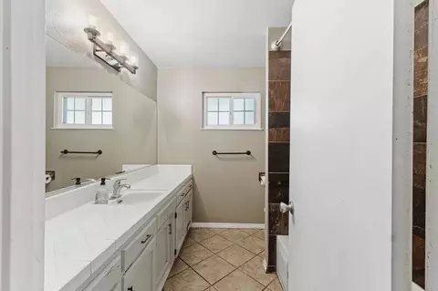 Bath - 1687 Kaweah Dr, Tulare, CA 93274 photo 1 of 5