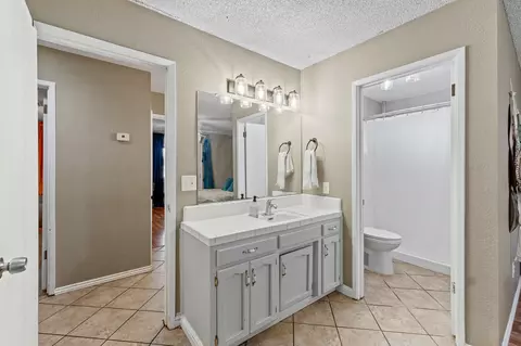 Bath - 1687 Kaweah Dr, Tulare, CA 93274 photo 4 of 5