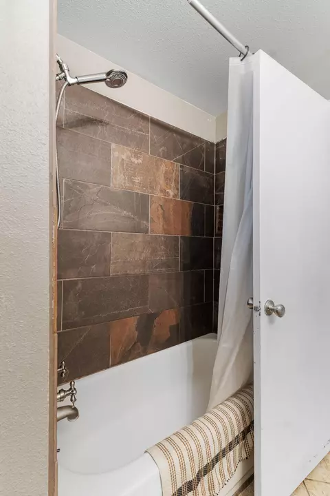 Bath - 1687 Kaweah Dr, Tulare, CA 93274 photo 3 of 5