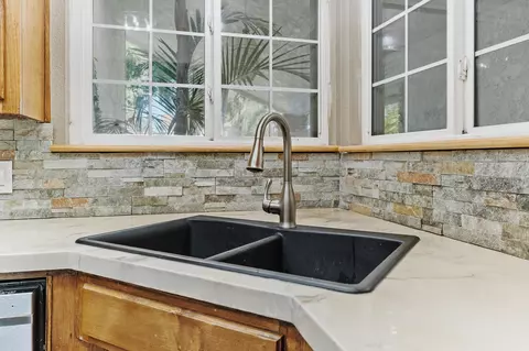 Kitchen - 1687 Kaweah Dr, Tulare, CA 93274 photo 5 of 8
