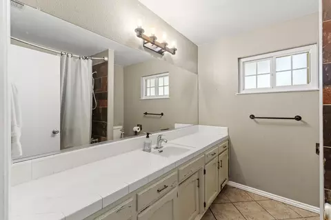 Bath - 1687 Kaweah Dr, Tulare, CA 93274 photo 2 of 5