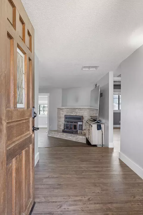 Entry Way - 2242 E Howard Ave, Visalia, CA 93292 photo 2 of 4