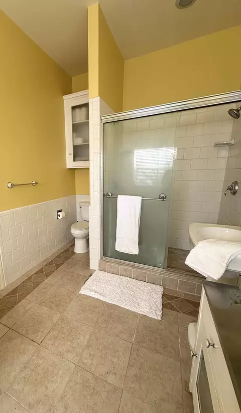 Bath - 2535 W Visalia Rd #B, Exeter, CA 93221 photo 3 of 9