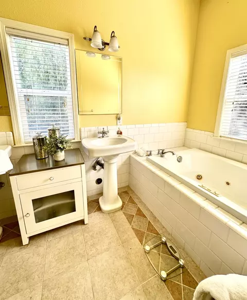 Bath - 2535 W Visalia Rd #B, Exeter, CA 93221 photo 1 of 9