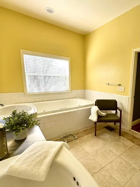 Bath - 2535 W Visalia Rd #B, Exeter, CA 93221 photo 2 of 9