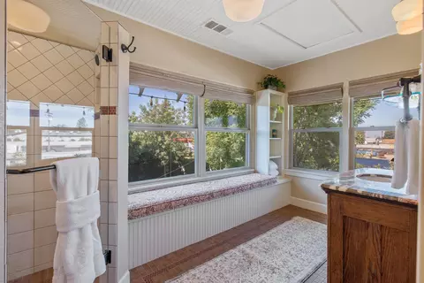Bath - 224 N E St, Exeter, CA 93221 photo 9 of 11