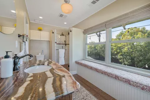 Bath - 224 N E St, Exeter, CA 93221 photo 11 of 11