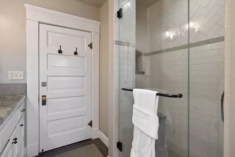 Bath - 224 N E St, Exeter, CA 93221 photo 6 of 11