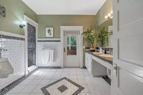 Bath - 224 N E St, Exeter, CA 93221 photo 2 of 11