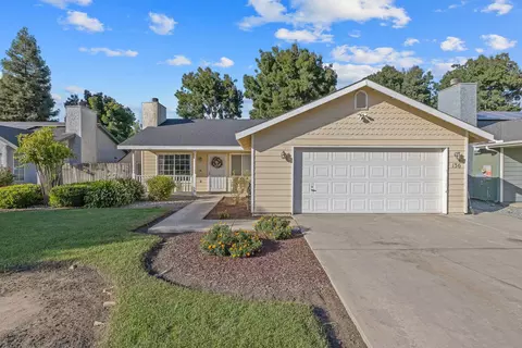 136 W Loyola Ave, Visalia, CA 93277