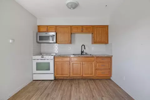 Kitchen - 190 S Evans St, Tipton, CA 93272 photo 2 of 2