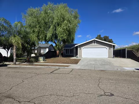 300 Old Town Dr, Tulare, CA 93274