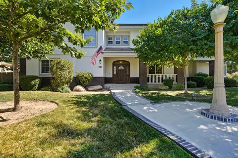 1646 S Bluegrass Ct, Visalia, CA 93277