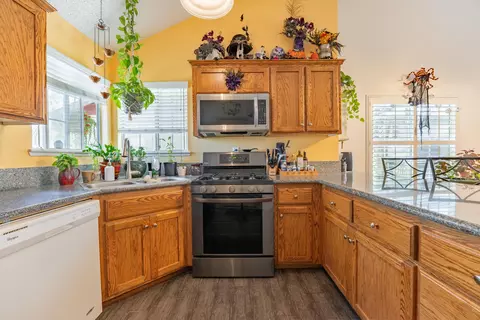 Kitchen - 1145 E Ferguson Ave, Visalia, CA 93292 photo 3 of 6