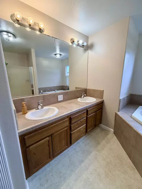 Bath - 1803 Durango Court Ct, Tulare, CA 93274 photo 2 of 5