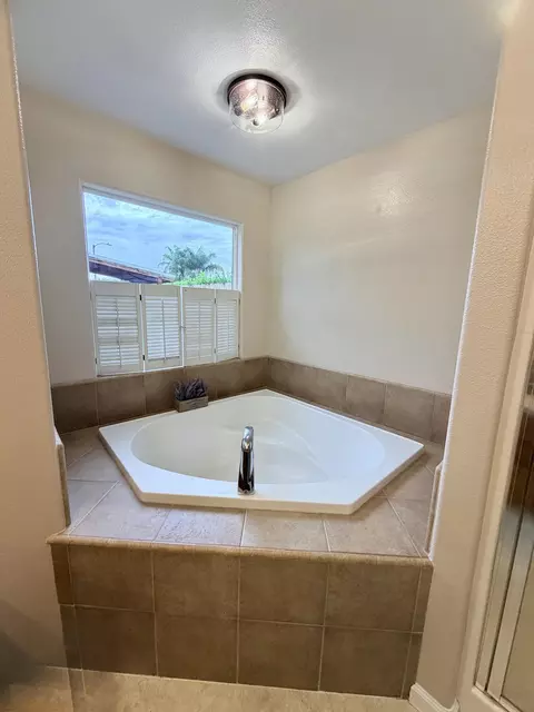 Bath - 1803 Durango Court Ct, Tulare, CA 93274 photo 3 of 5