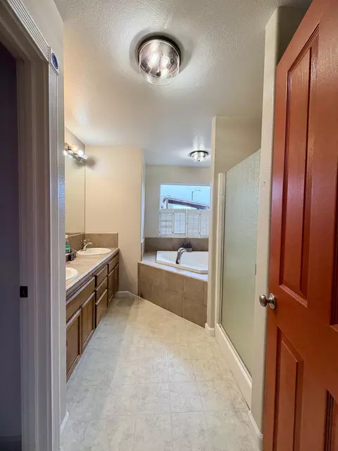 Bath - 1803 Durango Court Ct, Tulare, CA 93274 photo 1 of 5