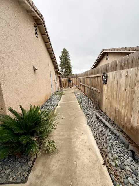 Exterior - 1803 Durango Court Ct, Tulare, CA 93274 photo 4 of 4