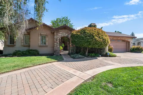 2418 S Stover St, Visalia, CA 93292