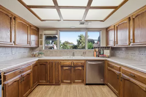Kitchen - 1946 E Harvard Ct, Visalia, CA 93292 photo 4 of 8