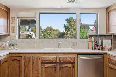Kitchen - 1946 E Harvard Ct, Visalia, CA 93292 photo 5 of 8