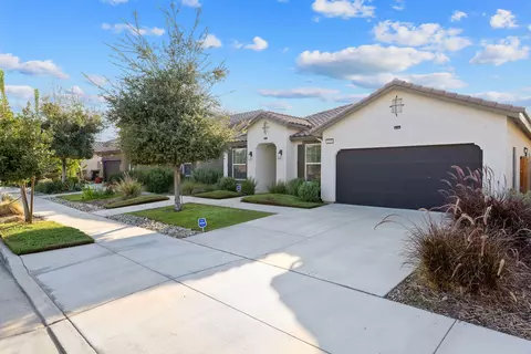 1217 S Manzanita St, Visalia, CA 93292