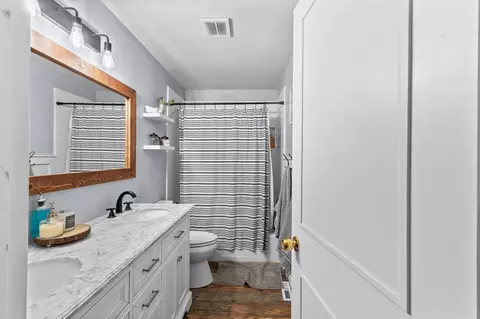 Bath - 510 S Quince Ave, Exeter, CA 93221 photo 2 of 3
