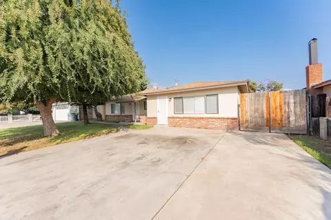 2102 E Bardsley Ave, Tulare, CA 93274