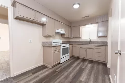 Kitchen - 2102 E Bardsley Ave, Tulare, CA 93274 photo 4 of 4