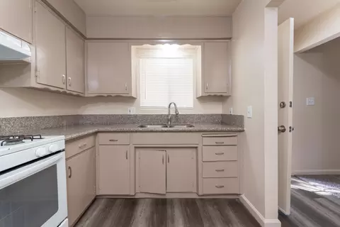 Kitchen - 2102 E Bardsley Ave, Tulare, CA 93274 photo 3 of 4