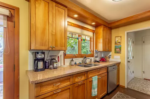 Kitchen - 46685 Sycamore Dr # D, Three Rivers, CA 93271 photo 3 of 4