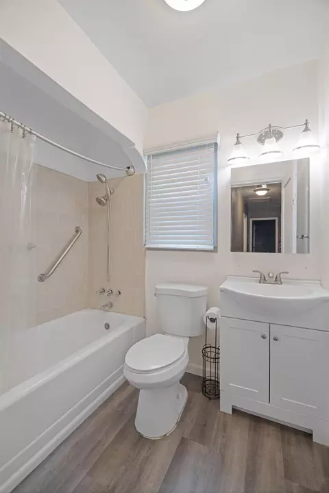 Bath - 605 E Tulare Ave, Visalia, CA 93292 photo 1 of 1