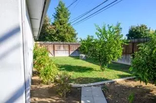Exterior - 548 W Dennis Dr, Clovis, CA 93612 photo 6 of 8