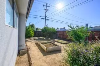 Exterior - 548 W Dennis Dr, Clovis, CA 93612 photo 4 of 8