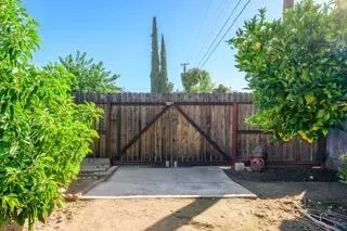 Exterior - 548 W Dennis Dr, Clovis, CA 93612 photo 7 of 8