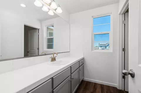 Bath - 3131 Ryan Ave, Tulare, CA 93274 photo 3 of 4