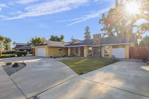 1209 N Gem St N, Tulare, CA 93274 photo 2
