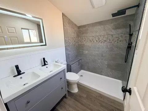 Bath - 314 N D St, Exeter, CA 93221 photo 1 of 7