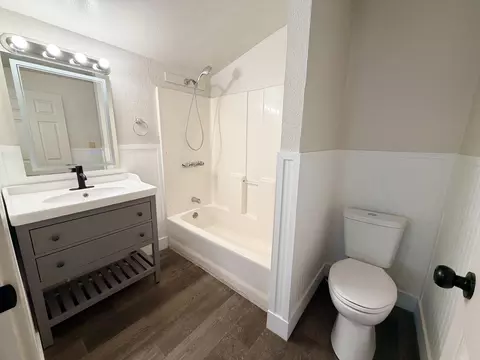 Bath - 314 N D St, Exeter, CA 93221 photo 3 of 7