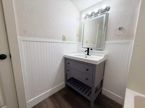 Bath - 314 N D St, Exeter, CA 93221 photo 4 of 7